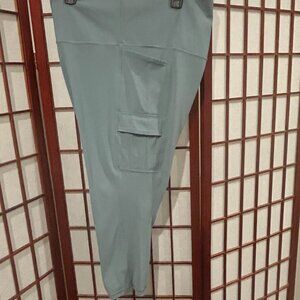 ATHLETA- Salutation Cargo 7/8 Tight Legging